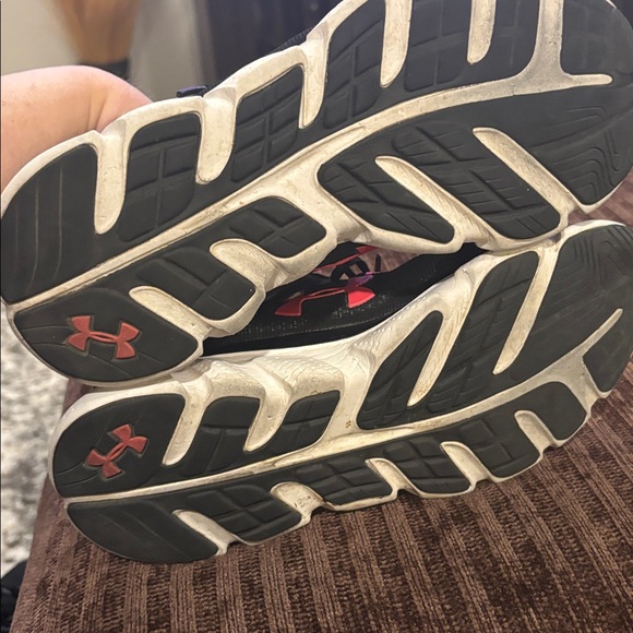 Under Armour women Black Sneakers with pink Accents - Picture 2 of 3